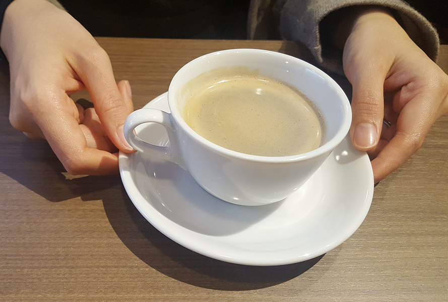 コーヒーと女性の手