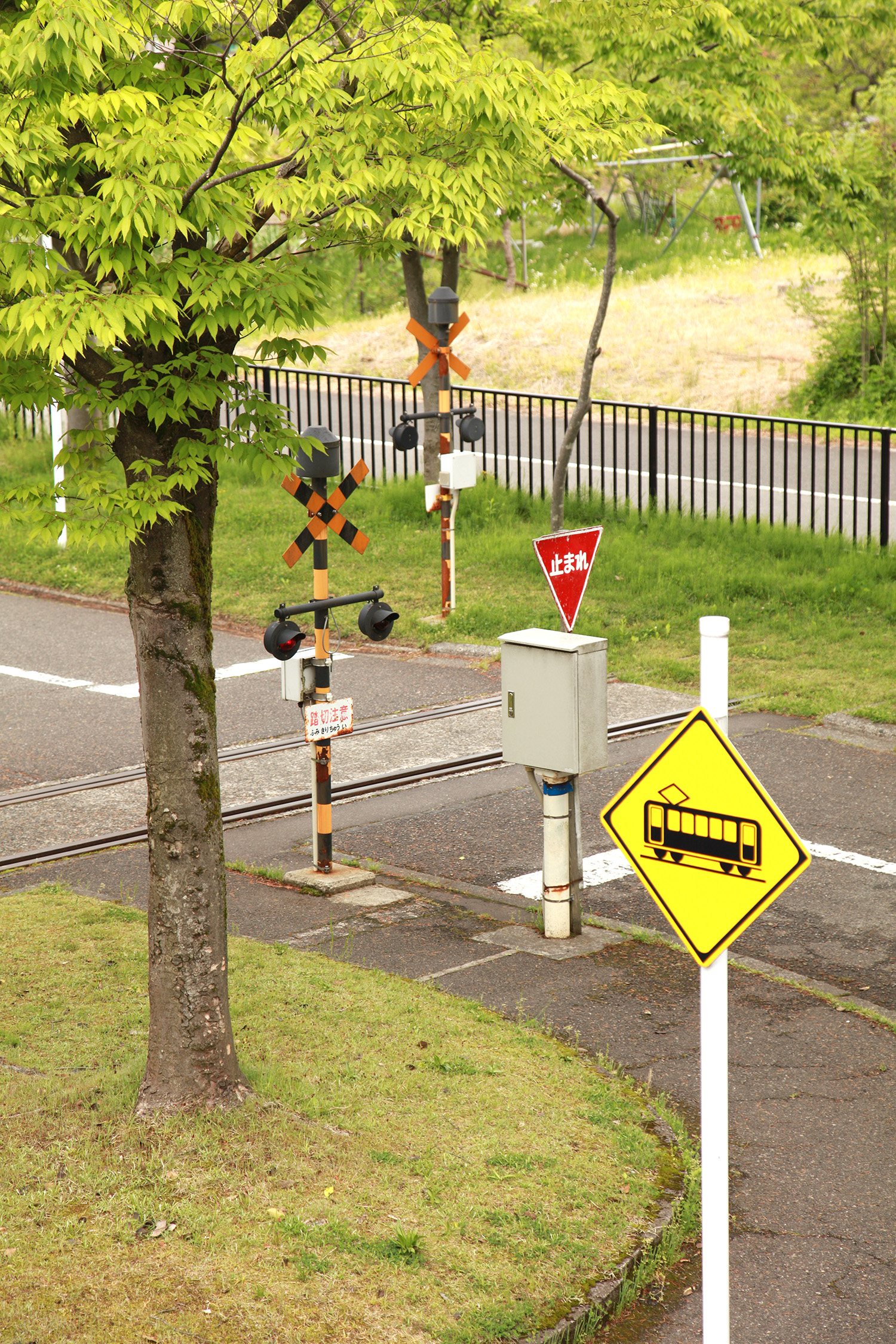 燕市交通公園｜踏切と警報機