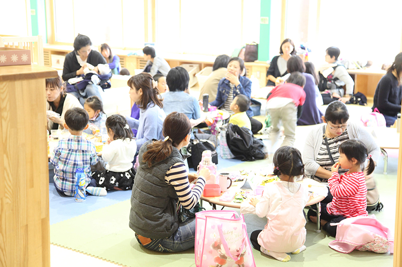 い～てらす｜幼児ひろばの飲食スペースで持ち込み