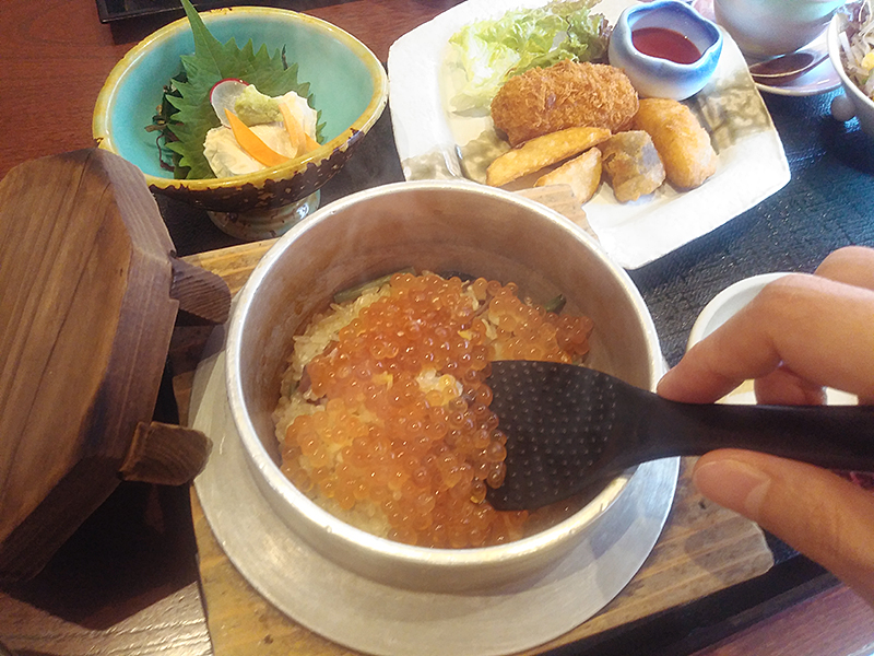 新潟市中央区 アツアツ ホカホカ 一粒一粒旨味の染み込んだ絶品釜めし 五頭の山茂登新潟店 ララライフ Raralife 新潟ろうきんの女性応援サイト