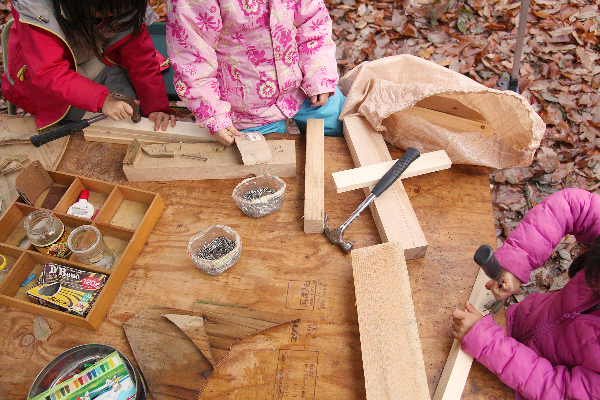 木の板を工作する幼児3人